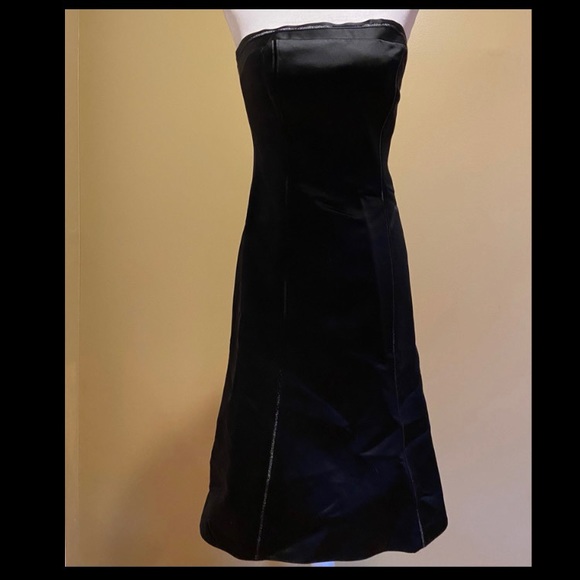 Dresses & Skirts - Satin Black strapless dress